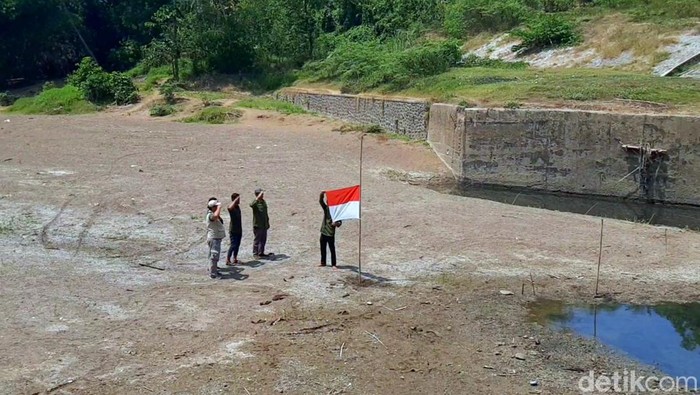 Pengibaran bendera setengah tiang di Bendungan Barugbug, Karawang.
