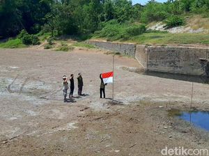 Bendera Setengah Tiang di Bendung Barugbug Karawang