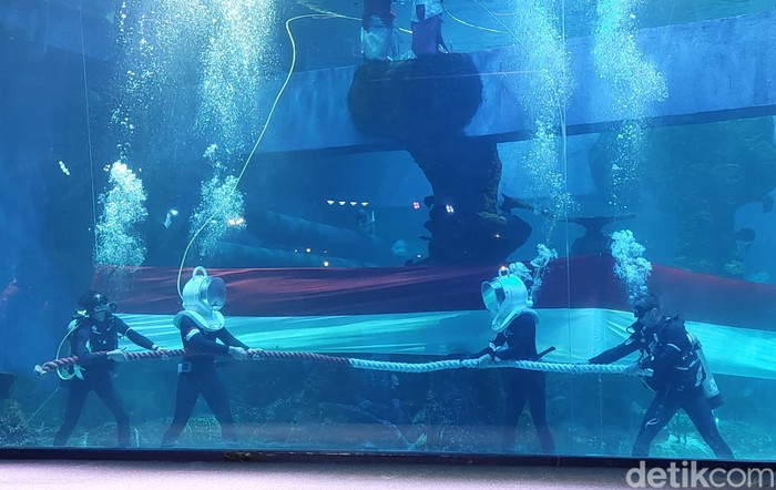 Pengibaran bendera terpanjang di Jakarta Aquarium