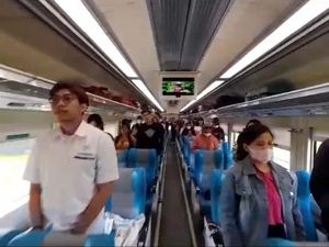 Penumpang KAI Daop 8 Surabaya Sikap Sempurna saat Detik-detik Proklamasi