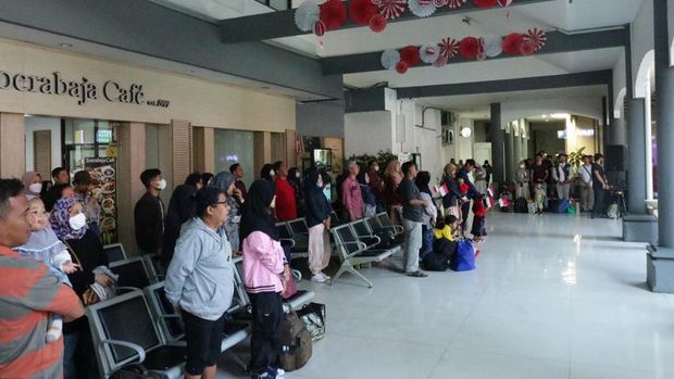 penumpang berdiri sikap sempurna saat detik-detik proklamasi