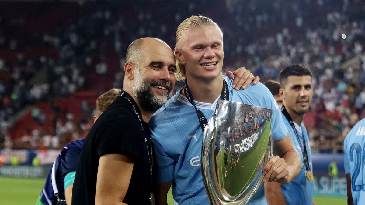Pep Guardiola dan Erling Haaland. (Foto: REUTERS/ALKIS KONSTANTINIDIS)