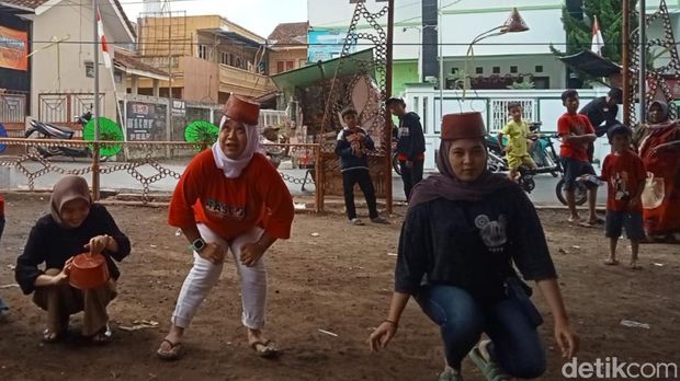 Permainan kukuruyuk yang sedang jadi tren di Tasikmalaya.