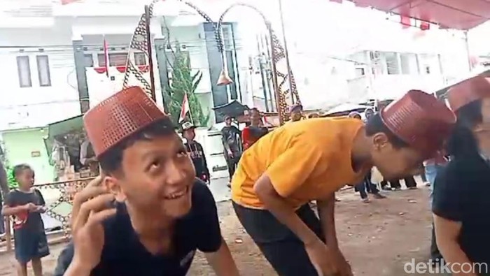Permainan kukuruyuk yang sedang jadi tren di Tasikmalaya.