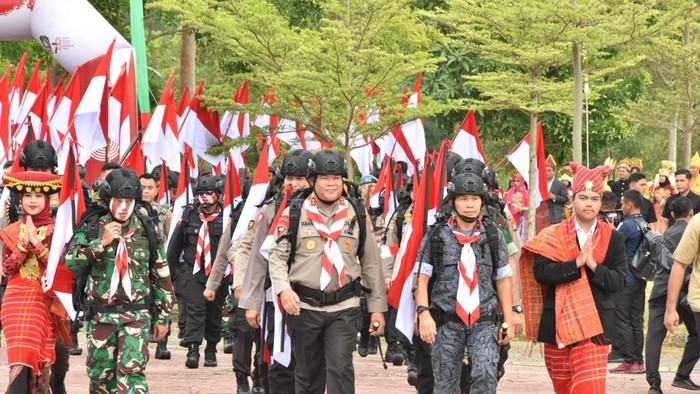 Peserta kirab kebangsaan merah putih yang digelar Polda Kepri. (Foto: Dok. Polda Kepri)