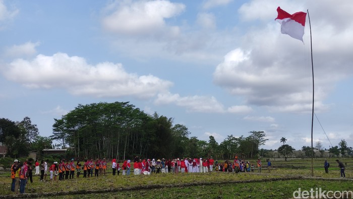 Petani Malang tetap memupuk nasionalisme dengan upacara di tengah sawah meski prihatin harga pupuk mahal.