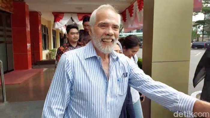Pierre Gruno bebas.