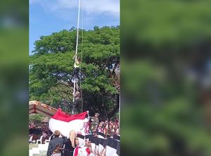 Aksi Heroik Bripka Suparno Panjat Tiang Bendera Saat Atur Lalin Boyolali