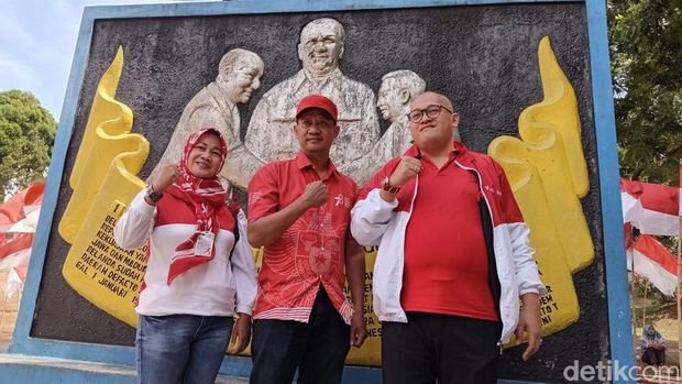 Ponakan Megawati Soekarnoputri, Narendra Kiemas (kanan) saat napak tilas dan mengenang kehadiran Soekarno di Gedung Linggarjati.