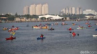 Para pendayung parade sambil membentuk formasi. 