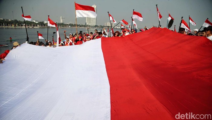 Ratusan pendayung dari Komunitas Dayung Jakarta mengikuti  upavata bendera untuk memperingati HUT Ke-78 Republik Indonesia di Perairan Teluk Jakarta, Kamis (17/8/2023).