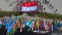 Bendera merah putih raksasa itu dibentangkan untuk memperingati HUT ke-78 RI. 