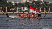 Ratusan pendayung memperingati HUT ke-78 RI di perairan teluk Jakarta, Kamis (17/8/2023). 