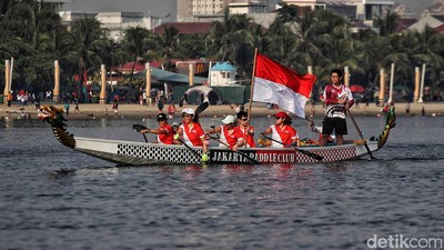 Potret Ratusan Pendayung Rayakan Kemerdekaan di Teluk Jakarta