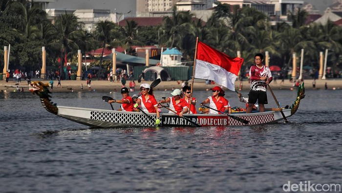 Potret Ratusan Pendayung Merayakan Kemerdekaan di Teluk Jakarta Ratusan pendayung dari Komunitas Dayung Jakarta mengikuti upavata bendera untuk memperingati HUT Ke-78 Republik Indonesia di Perairan Teluk Jakarta, Kamis (17/8/2023).