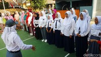 Warga menggelar upacara bendera dengan mengenakan kostum TNI, Polri, pelajar, batik hingga kebaya. 