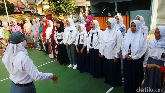 Potret Warga Peringati HUT RI dengan Upacara Bendera Warga menggelar upacara bendera dalam rangka memperingati HUT RI di Perum GSA, Cisauk, Tangerang, Banten, Kamis (17/8/2023).