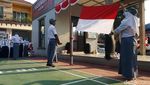 Potret Warga Peringati HUT RI dengan Upacara Bendera