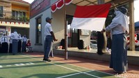Dalam upacara ini, warga yang bertugas sebagai Paskibra melakukan pengibaran bendera dengan mengenakan seragam SLTA. 