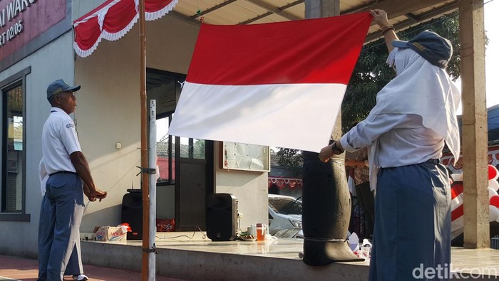 Warga menggelar upacara bendera dalam rangka memperingati HUT RI di Perum GSA, Cisauk, Tangerang, Banten, Kamis (17/8/2023).
