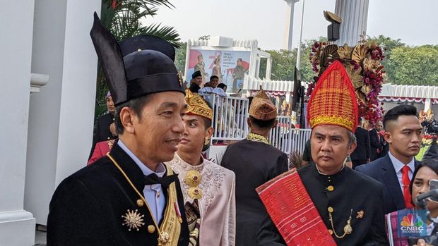 Presiden Joko Widodo mengenakan baju daerah Ageman Songkok Singkepan Ageng telah tiba di lokasi Upacara HUT KE 78 di Istana Negara, Jumat (17/8/2023). (CNBC Indonesia/Emir Yanwardhana)