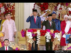 Jokowi Pimpin Upacara Penurunan Bendera Merah Putih di Istana