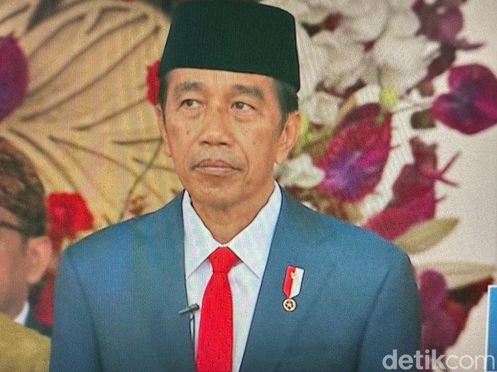 Presiden Jokowi memimpin upacara penurunan bendera (tangkapan layar)