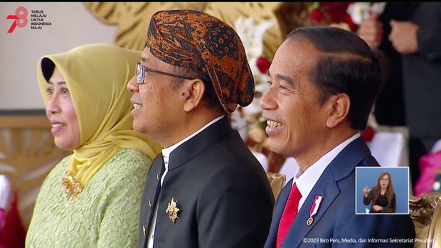 Presiden Jokowi menonton Kahitna jelang penurunan bendera (dok.tangkapan layar Youtube Sekretariat Presiden)