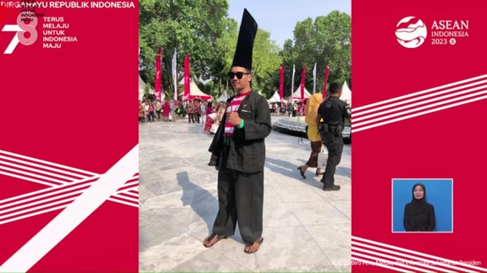 Pria baju Madura dapat hadiah sepeda Jokowi