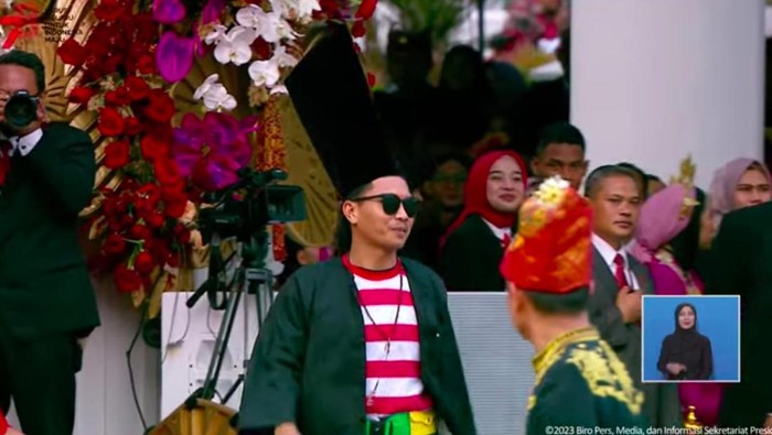 Pria baju Madura dapat hadiah sepeda Jokowi