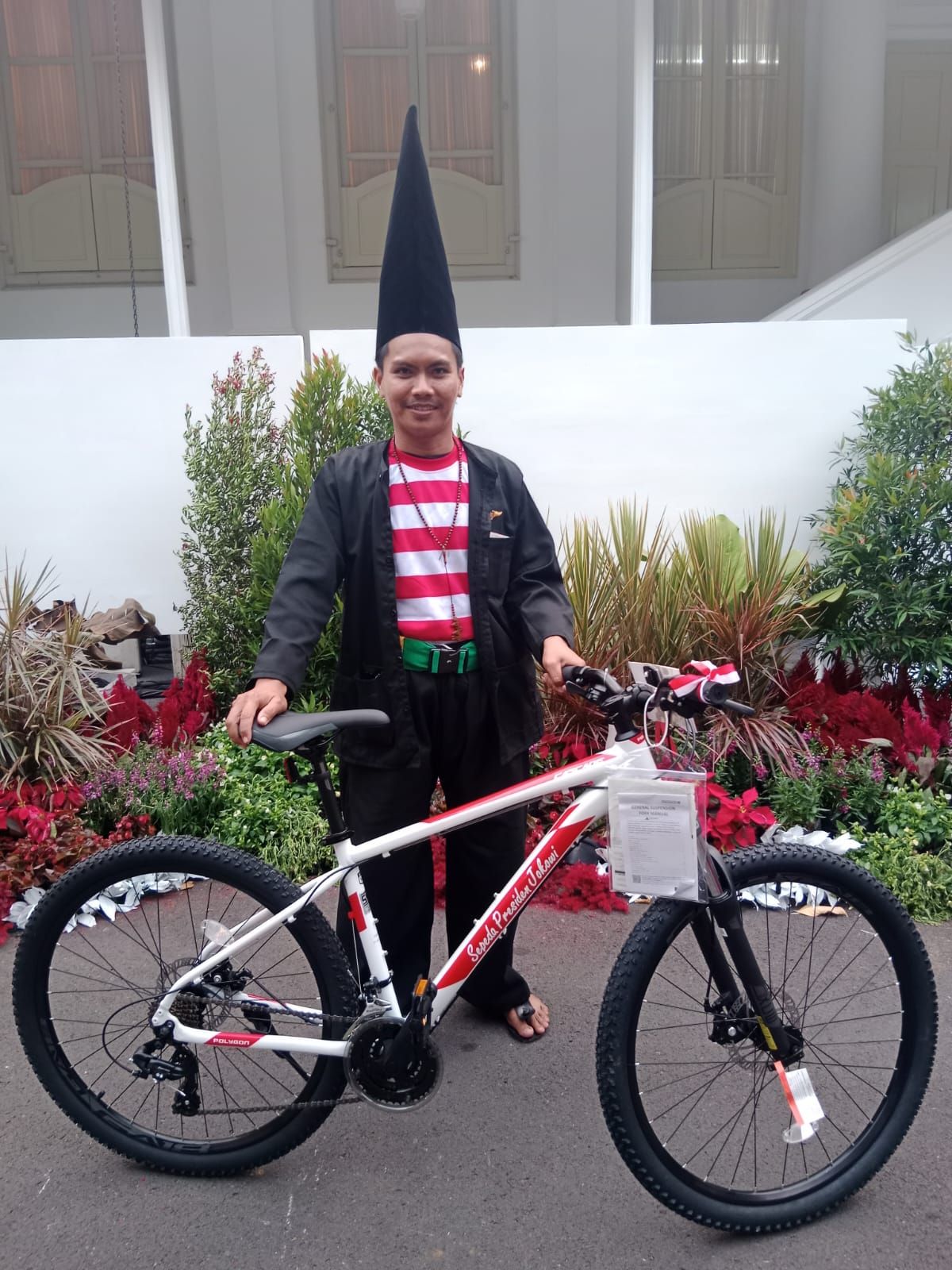 Pria baju Madura dapat hadiah sepeda Jokowi
