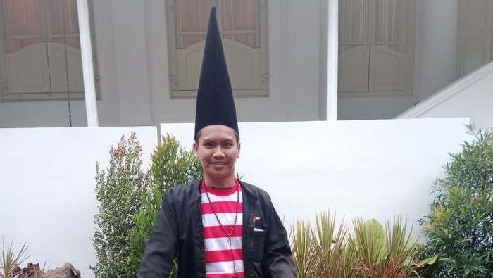 Pria baju Madura dapat hadiah sepeda Jokowi