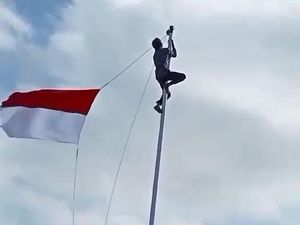Heroik! Pria Cianjur Panjat Tiang agar Bendera Bisa Berkibar
