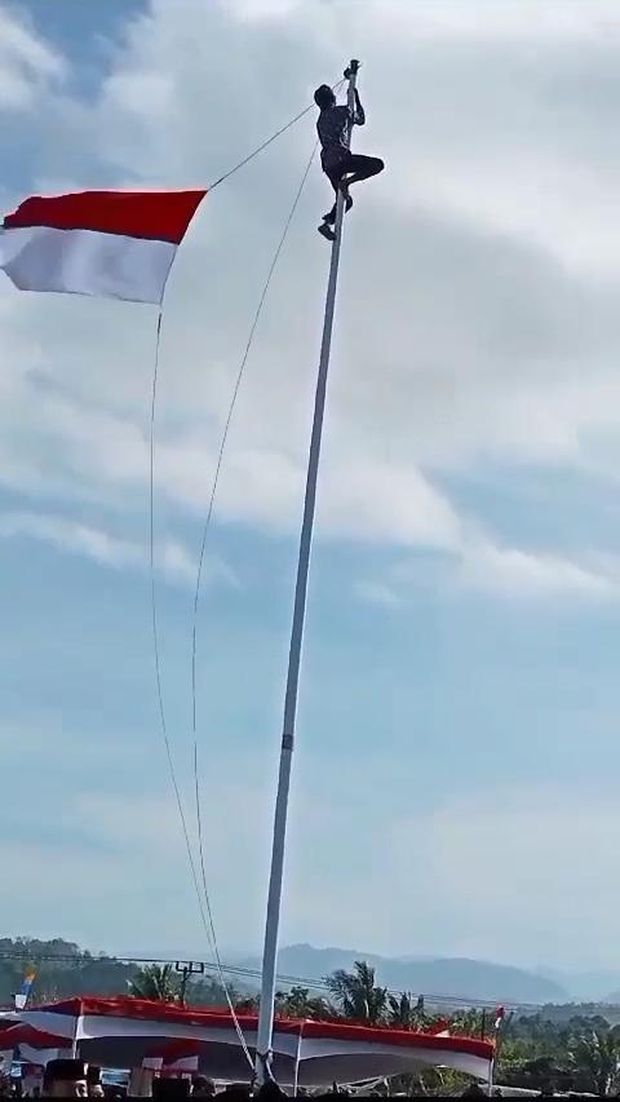 Pria Cianjur naik tiang bendera.