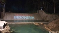 Kegiatan ini digelar untuk memperingati HUT ke-78 Kemerdekaan RI. Aneka bentuk cahaya dihadirkan di air terjun dan menampilkan aneka bentuk. (Foto: Aldi Nur Fadillah/detikJabar)