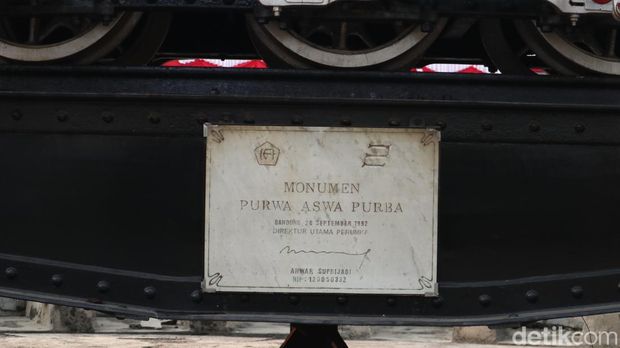 Purwa Aswa Purba, Lokomotif Bersejarah yang Mejeng di Stasiun Bandung.