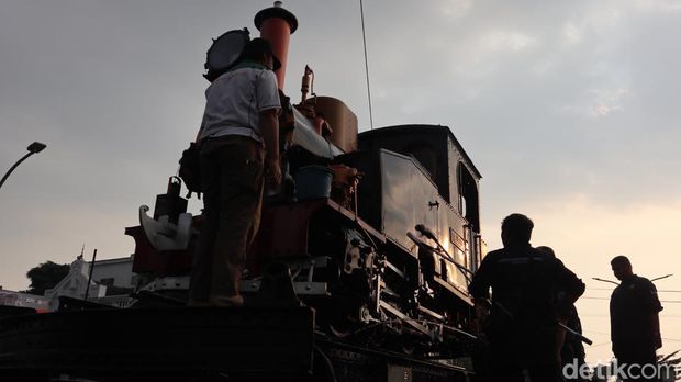 Purwa Aswa Purba, Lokomotif Bersejarah yang Mejeng di Stasiun Bandung.