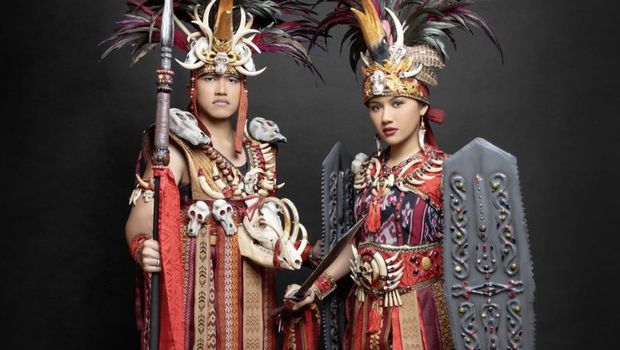 Putra bungsu Presiden Joko Widodo Kaesang Pangarep dan Istri Erina Gudono mengenakan pakaian adat Kawasaran dari daerah Minahasa, Sulawesi Utara. (Tangkapan Layar Instagram @erinagudono)