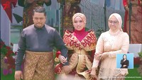 Putri Ariani berjalan ke stage dengan didampingi ayah dan ibundanya. Foto: dok. YouTube Sekretariat Presiden