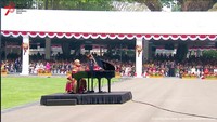 Putri Ariani diiringi oleh Gita Bahana Nusantara membuka penampilannya dengan menyanyikan lagu Melati Suci. Foto: dok. YouTube Sekretariat Presiden