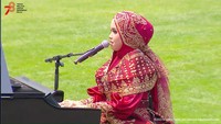 Putri Ariani kemudian membuat pecah dan semua orang turun joget di pelataran Istana Merdeka dengan membawakan Rungkad yang dipopulerkan oleh Happy Asmara. Foto: dok. YouTube Sekretariat Presiden