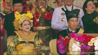 Ibu Iriana Jokowi juga ikut berjoget di kursinya. Joko Widodo juga tersenyum melihat semua tamu turun dan joget bersama. Foto: dok. YouTube Sekretariat Presiden