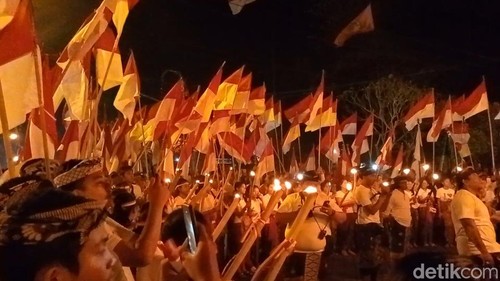 Ratusan warga Desa Mengwi, Badung menggelar kirab obor HUT ke-78 RI, Kamis (17/8/2023) malam.