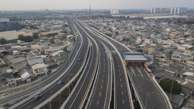 Foto udara sejumlah kendaraan melintas  di Tol Cibitung-Cilincing seksi 4 di Jakarta Utara, Rabu (16/8/2023). PT Cibitung Tanjung Priok Port Tollways (PT CTP) akan memberlakukan tarif di Jalan Tol Cibitung-Cilincing seksi 4 yang memiliki panjang 7,285 km sesuai Keputusan Menteri PUPR, SK Nomor : 800/KPTS/M/202 dan untuk saat ini Jalan Tol Cibitung-Cilincing dari seksi 1 sampai dengan 4 telah beroperasi penuh, dan khusus dalam rangka HUT ke-78 Kemerdekaan RI  diberikan diskon 15 persen hingga 52 persen dari tanggal 19 Agustus -19 September 2023. ANTARA FOTO/ Fakhri Hermansyah/foc.