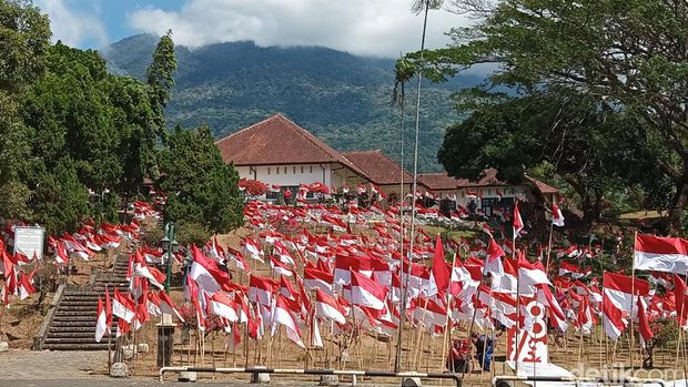 Ribuan bendera di area Gedung Linggarjati, Kuningan.