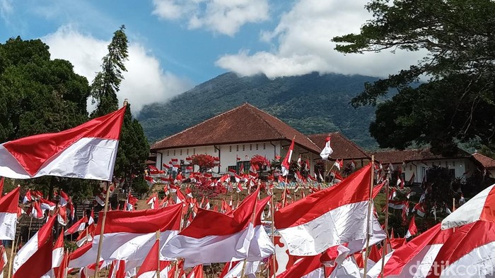 Ribuan bendera di area Gedung Linggarjati, Kuningan.