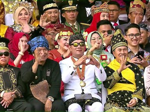 Heru Budi-Ridwan Kamil Hadiri Upacara Penurunan Bendera di Istana