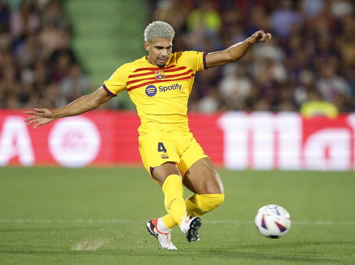 Soccer Football - Spain - LaLiga - Getafe v FC Barcelona - Coliseum Alfonso Perez, Getafe, Spain - August 13, 2023 FC Barcelona's Ronald Araujo in action REUTERS/Juan Medina