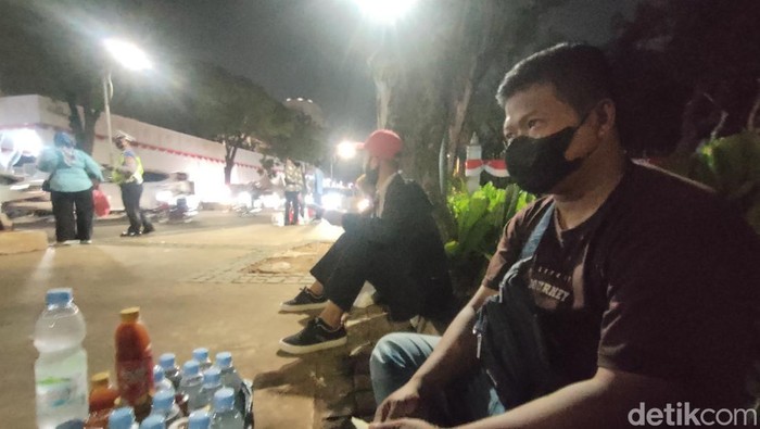 Salah satunya penjual minuman Syamsul (37) yang dagangannya ramai dibeli hari ini.