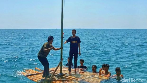 Sejumlah santri Upacara HUT ke-78 RI di tengah laut.